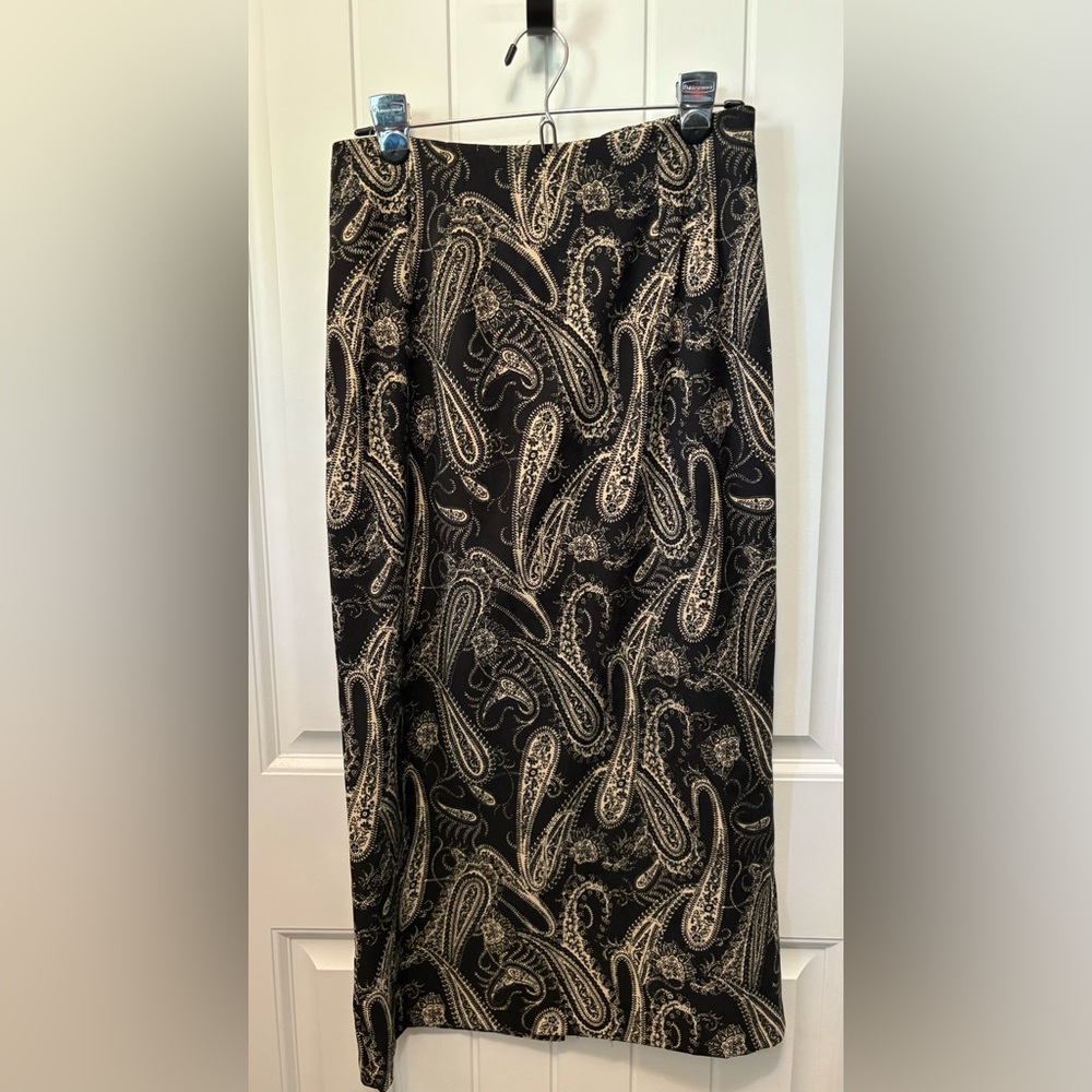 Lifestyle Classics Black Paisley pencil Skirt. Size 10. Vintage. Back slit.